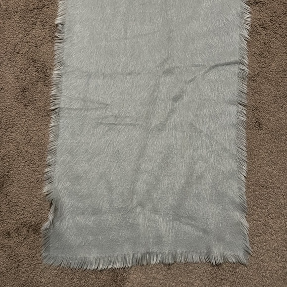 Free With $25 Purchase Gray/Silver Textured Scarf-17x79-Acrylic-Raw Edge-EUC - Picture 13 of 15